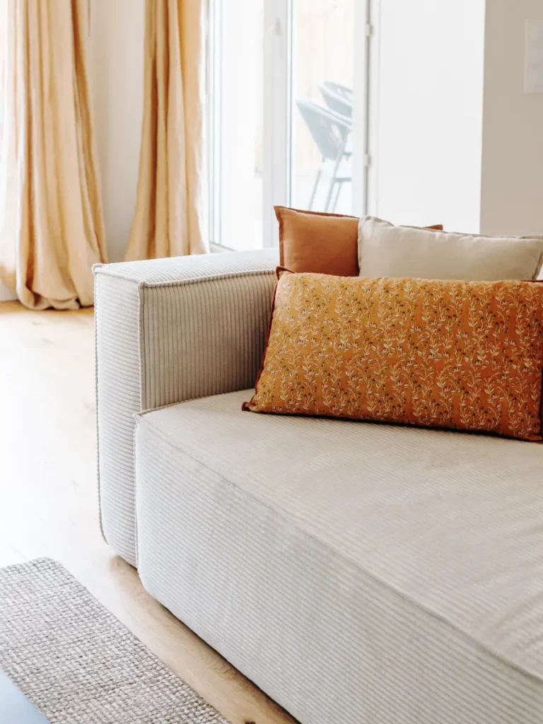 Barbusse-canapé-velours-blanc-beige-ocre