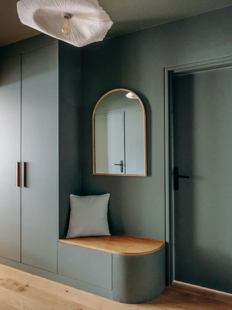 Barbusse-entrée-fonctionnelle-miroir-dressing-banquette-rangement