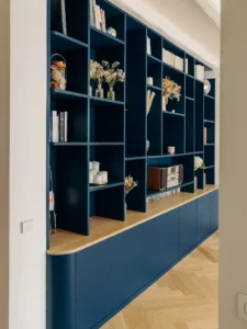 Bibliotheque-salon-sur-mesure-bois-bleu